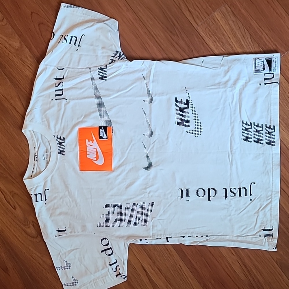 Nike T-shirt Med.